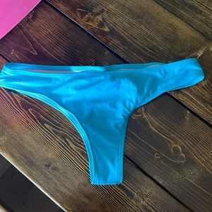 Thong bikini with bow
